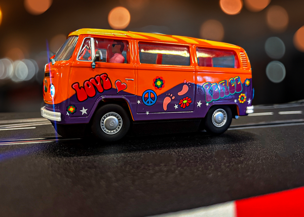 Carrera DIG 132 - VW Bus T2b "Peace and Love"